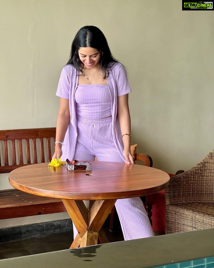 Mirnalini Ravi Instagram - Birthday dump 🎈#WHOLESOME 💕 Exactly how i wanted my Birthday🎂 Wearing a loungewear 👚along with family, Poolside 🏊‍♀️ viewing the ocean hearing the waves splash 🌊 and feeling the nicest breeze 🍃 #Grateful for all the Love ❤️ 🧿 Thank you @jetwinghotels @madura_travel_service 💕 Jetwing Lighthouse Hotel & Spa