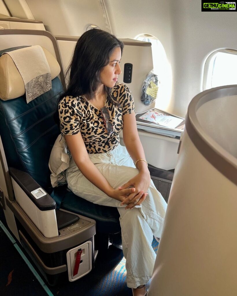 Mirnalini Ravi Instagram - Birthday week with The BirthGivers 👨‍👩‍👧‍👦 #sosrilanka #mirugoestosrilanka @jetwinghotels @srilankanairlinesofficial @madura_travel_service Srilanka Colambo
