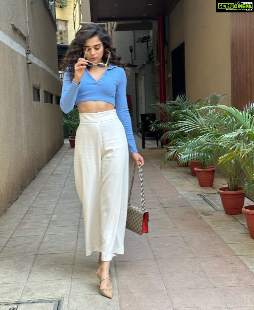 Mithila Palkar Instagram - Strutting off to stuff my face with wadapav 🤩 I ironed my pants, okay? Leave me alone 🦥 Thanks for the hype & glam @shrushti_birje_8 😘