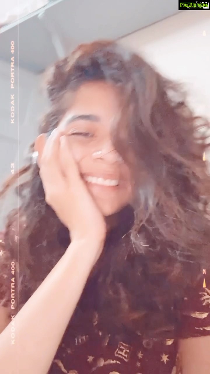 Mithila Palkar Instagram - A practice type #SingSongSaturday ! I still haven’t learnt how to sing this song but it’s one of my favs from #ShyamSinghaRoy The one eyed singing videos are NOT a thing. They’ve just become one :P