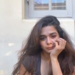 Mithila Palkar Instagram - This #SingSongSaturday I decided to randomly sing a song that I think could have played in my head when I shot this video without any purpose whatsoever. Hope your weekend is as unplanned but happy making for you 🤍