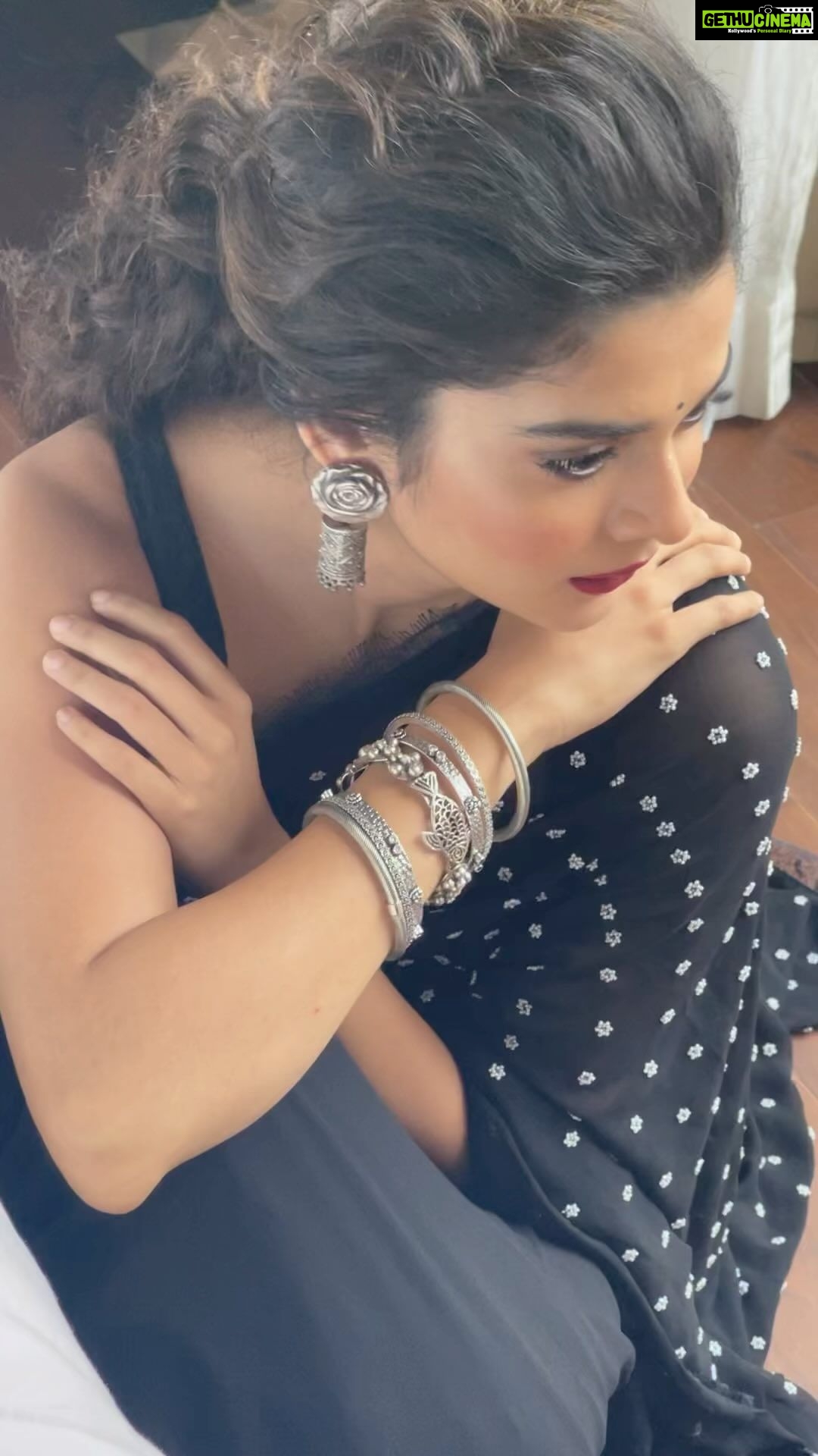 Mithila Palkar Instagram - There she glows, always ✨♥️ @mipalkarofficial #makeupbysashshetty @shreejarajgopal @krishnakami @hairbymeghaa @deepalid10 @ayushi.20 . . . . #mithilapalkar #manymoods #glam #indian #vibe #reels #reelsindia #reelsinstagram #instagram #mumbai #india #makeup #artist