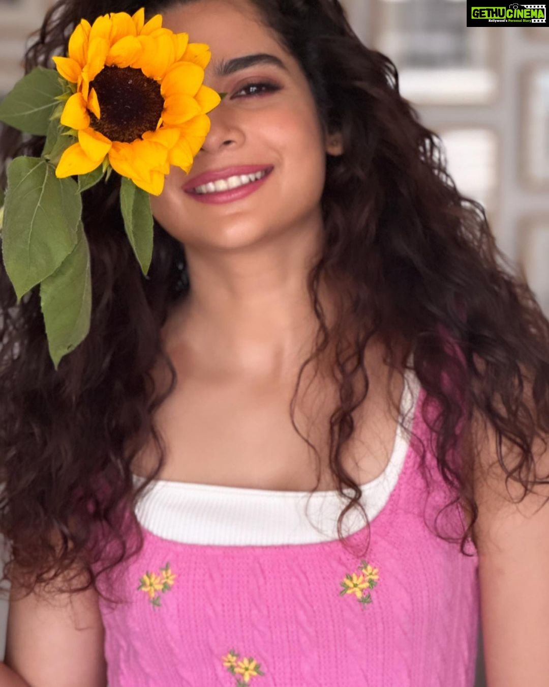 Mithila Palkar Instagram - Hi. My name is Sunflower and my profiles are…☺️🌻 #sunflowerslates #iykyk