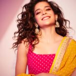 Mithila Palkar Instagram – A pictorial representation of how I feel when I see puranpoli! 
Happy Holi, everyone! ♥️🧡💛
Are you team doodh+poli or toop+poli?

📸 @shivamguptaphotography 
Styled by @shreejarajgopal 
Assisted by @dhwanii.jain 
HMU @bhavyaarora 
Assisted by Pravin.