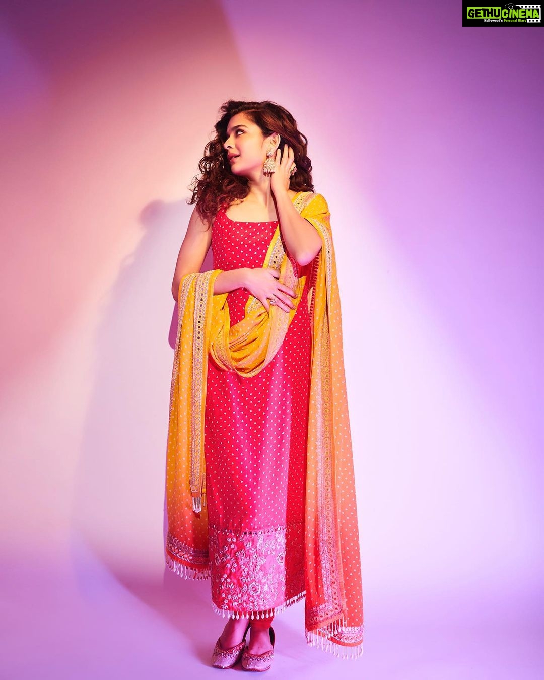 Mithila Palkar Instagram - Hieee 💖 Styled by @shreejarajgopal Assisted by @dhwanii.jain HMU @bhavyaarora Assisted by Pravin 📸 @shivamguptaphotography Outfit @anjanabohra_official Earrings @anmoljewellers Rings @karishma.joolry @silverstreakstore Bag @thepurplesack Footwear @fizzygoblet