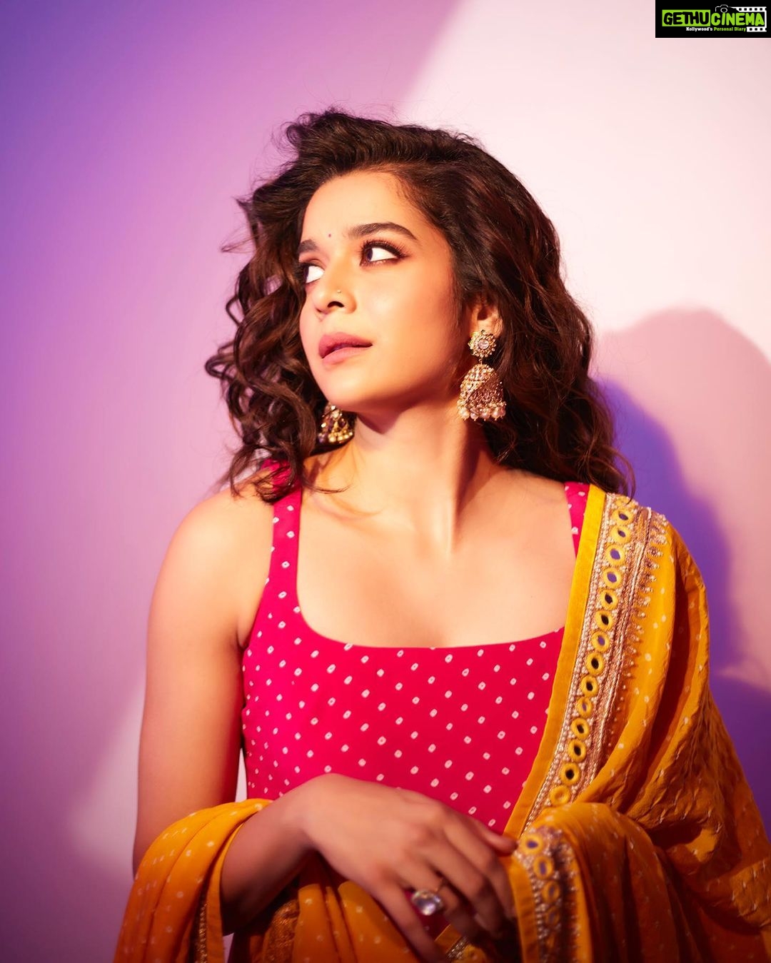 Mithila Palkar Instagram - Hieee 💖 Styled by @shreejarajgopal Assisted by @dhwanii.jain HMU @bhavyaarora Assisted by Pravin 📸 @shivamguptaphotography Outfit @anjanabohra_official Earrings @anmoljewellers Rings @karishma.joolry @silverstreakstore Bag @thepurplesack Footwear @fizzygoblet
