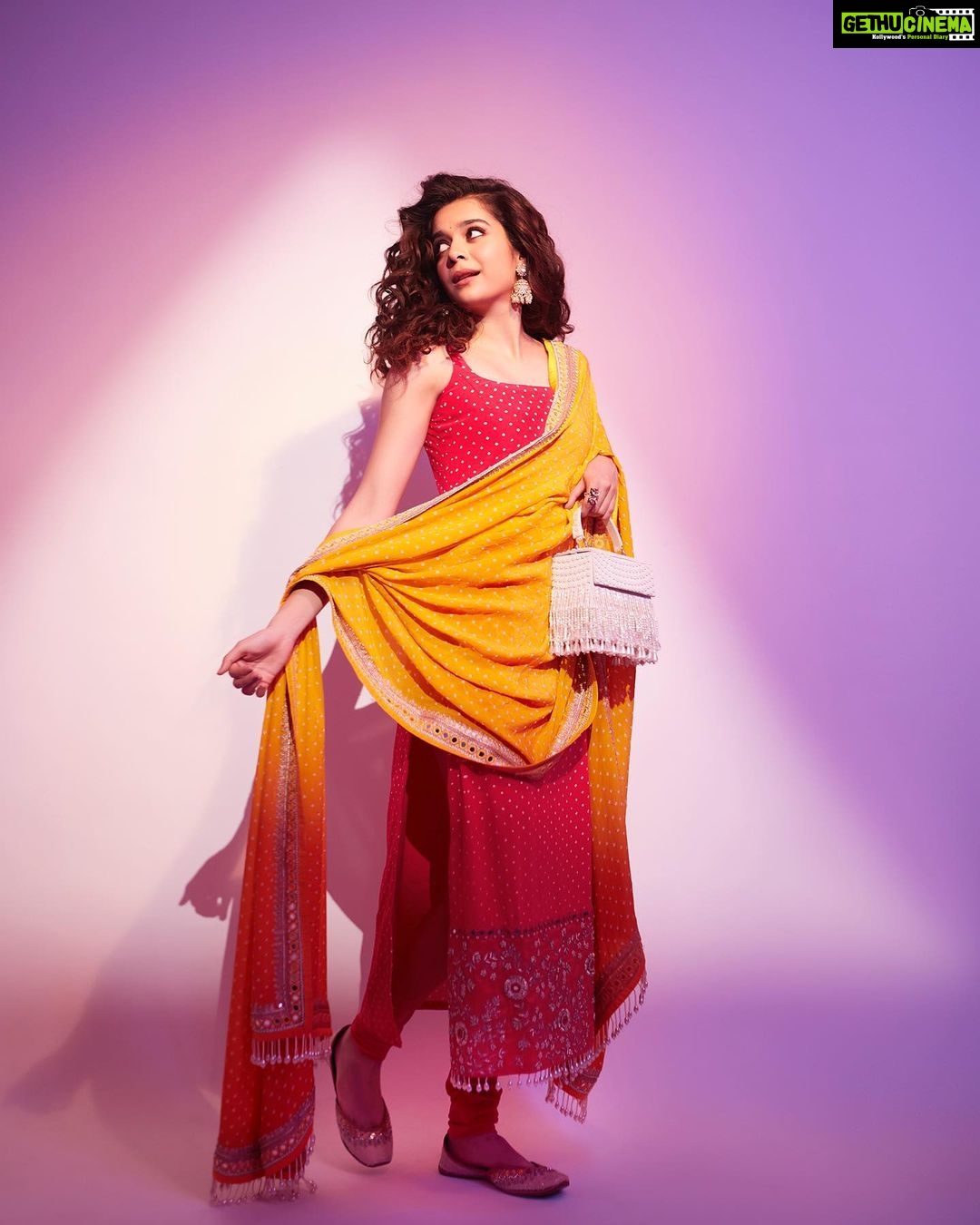 Mithila Palkar Instagram - Hieee 💖 Styled by @shreejarajgopal Assisted by @dhwanii.jain HMU @bhavyaarora Assisted by Pravin 📸 @shivamguptaphotography Outfit @anjanabohra_official Earrings @anmoljewellers Rings @karishma.joolry @silverstreakstore Bag @thepurplesack Footwear @fizzygoblet