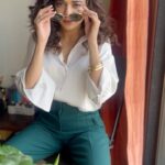 Mithila Palkar Instagram - When my mawnin’ hayurss a mess…. HMU and bomb shots courtesy @kajol_mulani 🤍