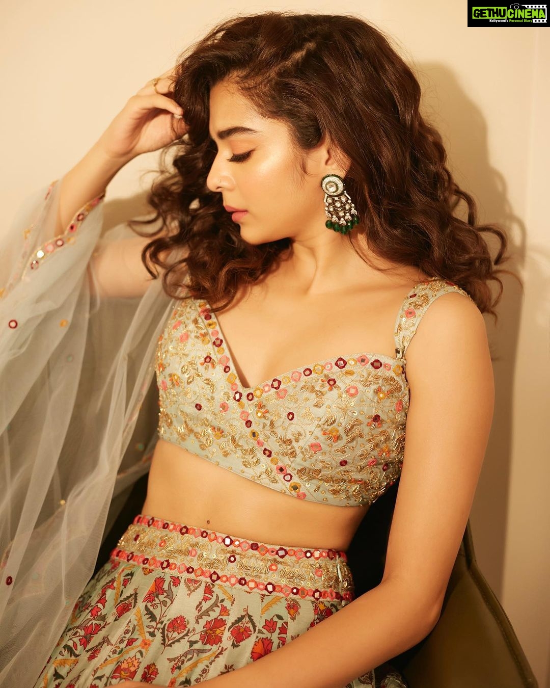 Mithila Palkar Instagram - ✨ 📸 @shivamguptaphotography Styled by @shreejarajgopal HMU by @shrushti_birje Lehenga- @drishtizahabia Earrings- @karishma.joolry Potli @eena.official Style team @yeshadattani @dhwanii.jain HMU team @makeupandhairby_netra