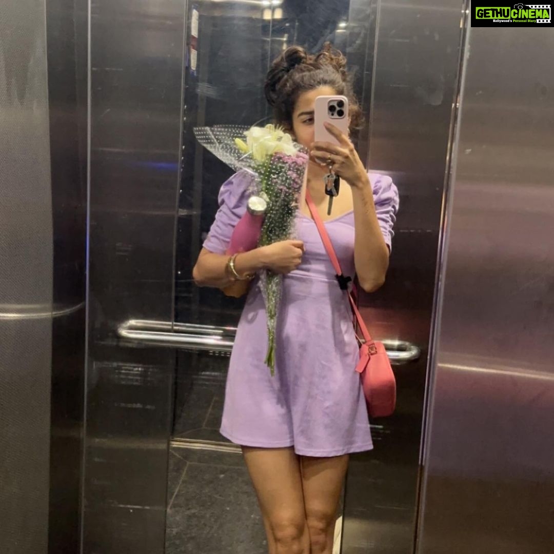 Mithila Palkar Instagram - I love Lilies. You didn’t ask. But I’m telling you. Okay, thanks for listening. Good day! ^.^