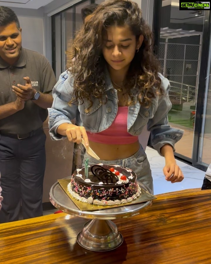 Mithila Palkar Instagram - Managed to sneak in a fab getaway with some very precious people thanks to @stayvista_official! #Euphoria in Karjat lent itself generously as the perfect nest to end a beautiful birthday week. Grand yet homely, aided with the best hospitality and comforting, delicious food! Our hearts and tummies were full! ♥️