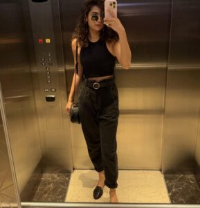 Mithila Palkar Instagram - I thought my liftfies deserved an album to aid my vanity on this very vain Monday morning 😬🤳 #haveahappyweek