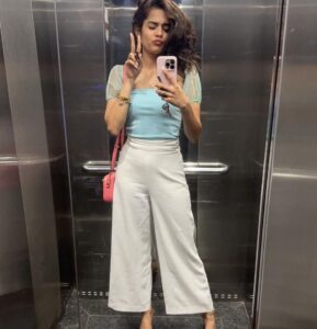 Mithila Palkar Instagram - I thought my liftfies deserved an album to aid my vanity on this very vain Monday morning 😬🤳 #haveahappyweek