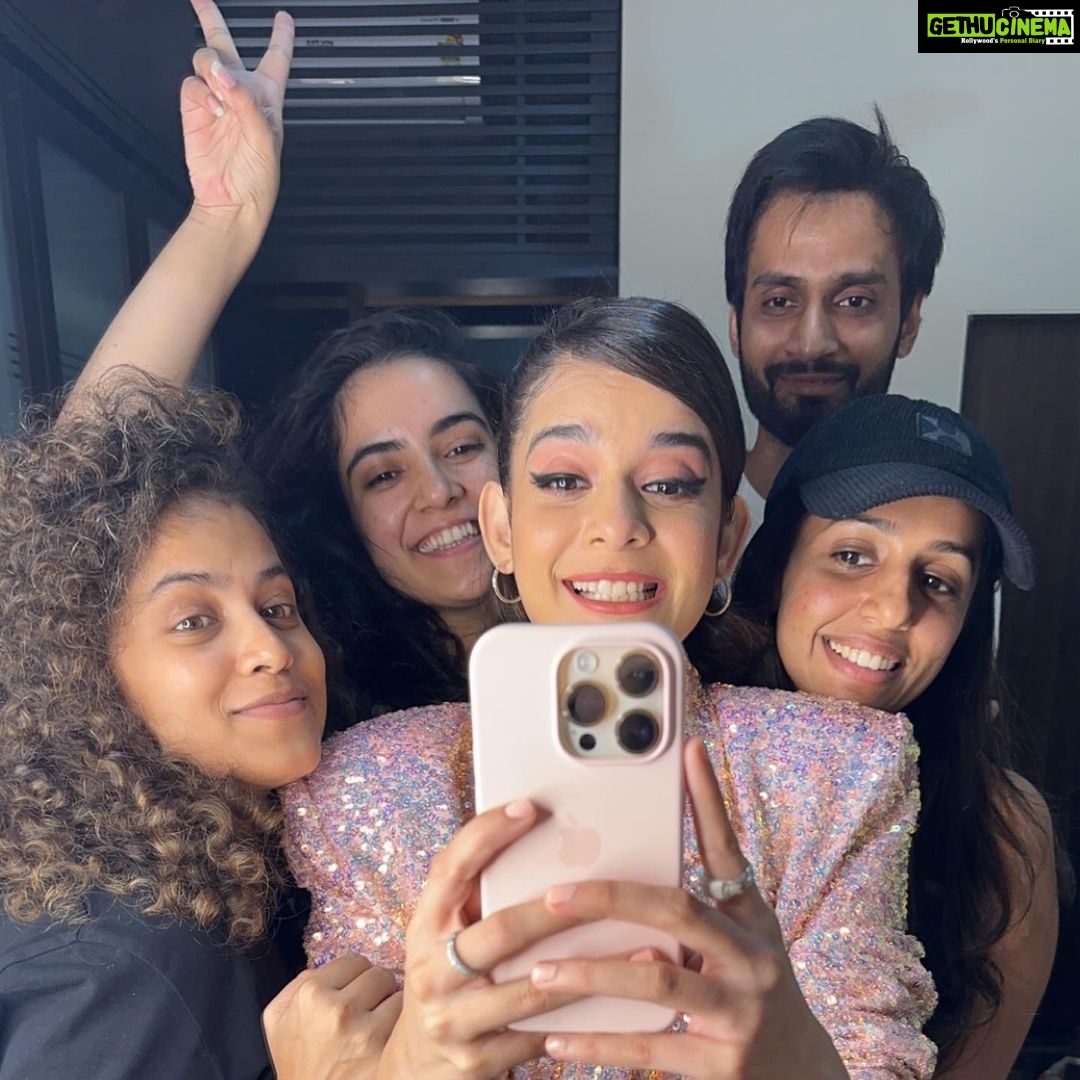 Mithila Palkar Instagram - To all the #LittleThings lovers out there - this one is for you! THANK YOU! We are because you are 🫶🏻 Thank you @filmfare , jury and to everyone who voted! What a special night! Got to bring this beauty home for a very special show. It was so lovely to celebrate this win with the #LittleThings family and so many precious, heart people. I’ve always been blessed with the best and I’m eternally grateful for that ♥️✨ Won the Best Actor (female) - Critics Choice for Little Things Season 4.