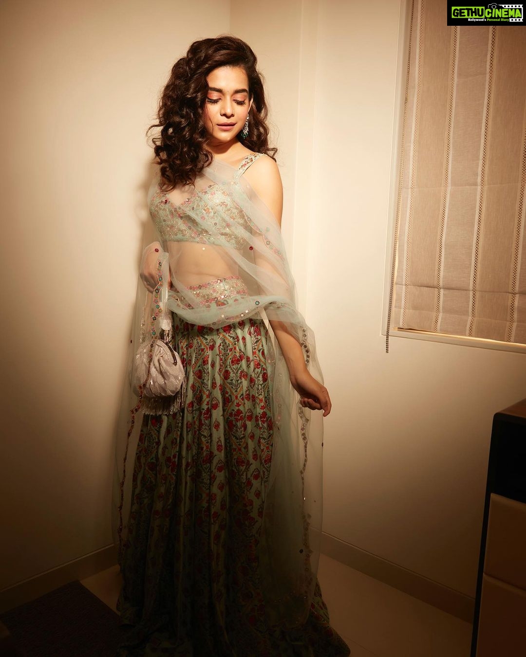 Mithila Palkar Instagram - ✨ 📸 @shivamguptaphotography Styled by @shreejarajgopal HMU by @shrushti_birje Lehenga- @drishtizahabia Earrings- @karishma.joolry Potli @eena.official Style team @yeshadattani @dhwanii.jain HMU team @makeupandhairby_netra
