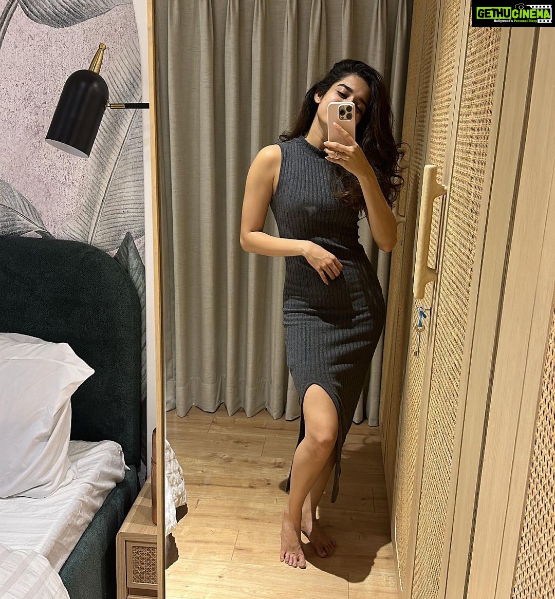 Mithila Palkar Instagram - New mirrors. New series 😬