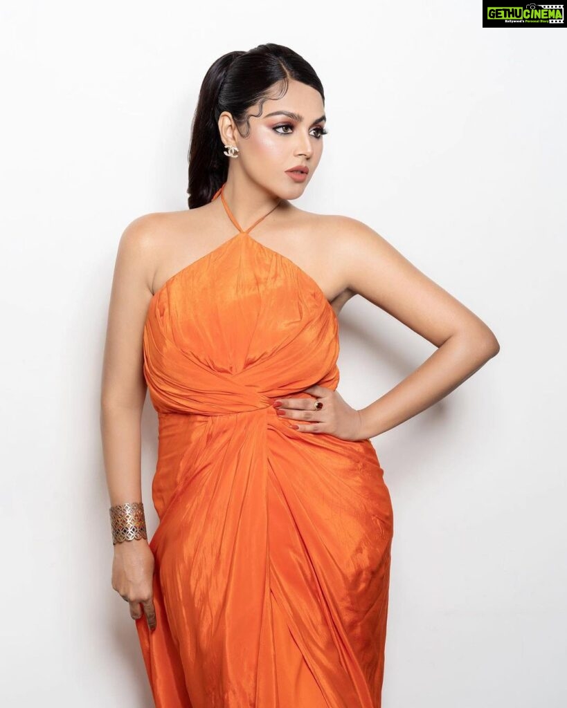 Monal Gajjar Instagram - 🔥🔥🔥🔥 Outfit :- @dvfashionstudio Mau:- @aanalsavaliya Pic :- @kushang.panchal Style:- @idivyeshtalaviya #ootd #orange #style #slay #monalgajjar #imqueen👸🏻👑