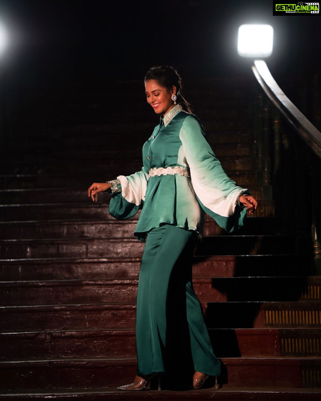 Monal Gajjar Instagram - I'm the green light.🚦You gotta get moving📸 Styleby :- @priyanka_bulchandani Hum :- @ramesh.babu_makeupartist @malla_readdy_hairstylist Outfit:- @raashiagarwal.atelier Cilck by:- @bhanuvishwanadhula #ootd #instagood #monalgajjar #actor #imqueen👸🏻👑