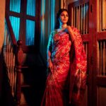 Monal Gajjar Instagram - Suna hai ki tum ko …… …..bahot hai ! Fill the blank ✍️✍️✍️✍️✍️✍️✍️✍️✍️ 📸 :- @theabhivalera Hum :- @makeoversbyrutudalal Saree :- @mangalya_sarees #instagram #instagood #instafashion #fashion #ootd #night #shoot #pic #by #abhivaleraphotography #actor #monalgajjar #imqueen👸🏻👑 #monalofthestory