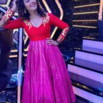 Monal Gajjar Instagram – Happy moments on set of Dance ikon. Special thanks to my friend @sreemukhi for this beautiful pic & there is one video I will share later .😘😘🤗🎉😘🤗

Wearing:- @archithanarayanamofficial 

#danceikon #ootd #curlyhair #indian #girl #monalgajjar #actor #imqueen👸🏻👑