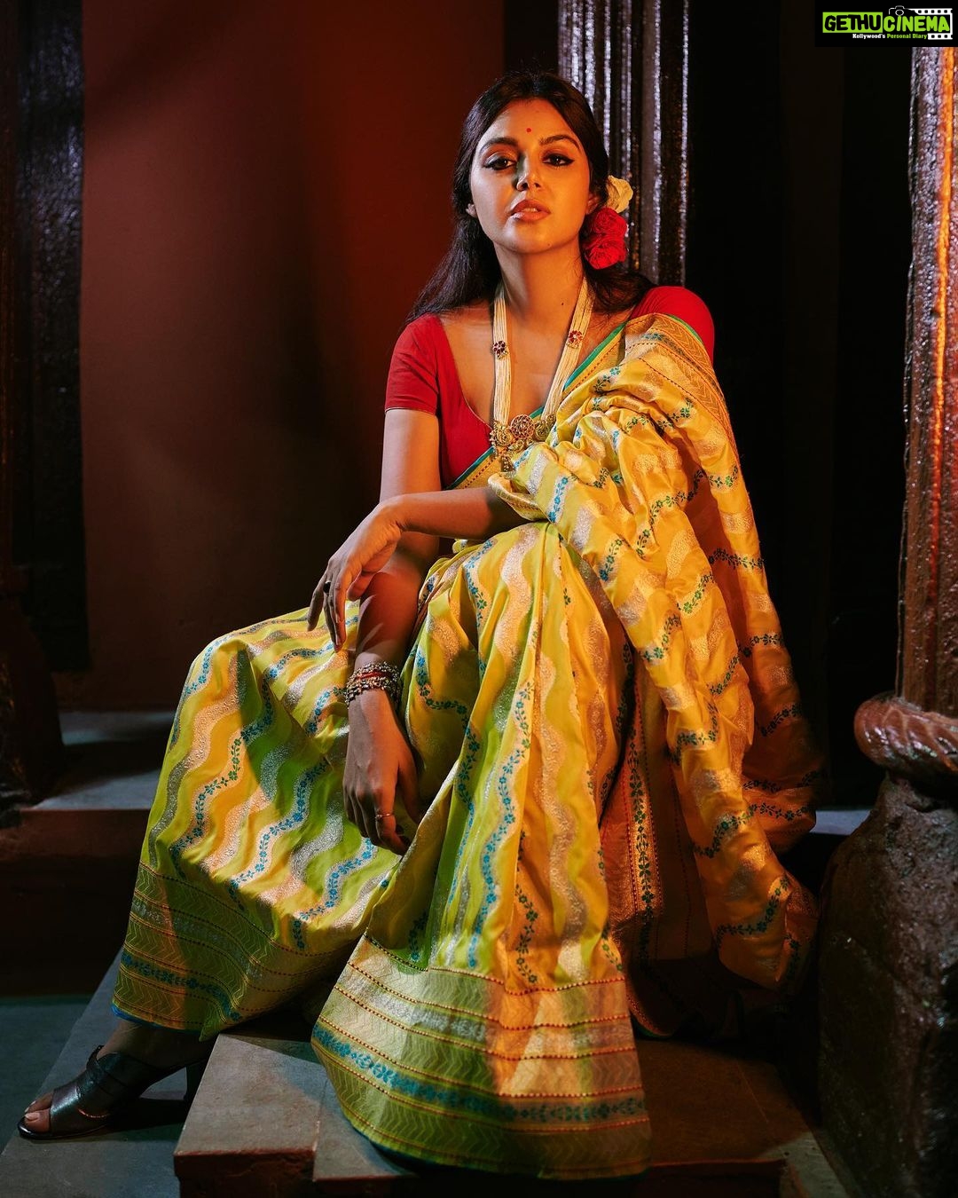 Monal Gajjar Instagram - Shot by @theabhivalera Shot for @monal_gajjar Outfit by @mangalya_sarees Hair and makeup by @makeoversbyrutudalal Video by @kpfilms31 #monalgajjar #actress #acting #modeling #photoshoot #sareelove #fashionstyle #fashionmodel #fashiongram #fashionlover #fashionaddict #fashionable #photography #photographer #portraitphotography #brandphotography #indianfashion #saree #sareefashion Ahmedabad, India