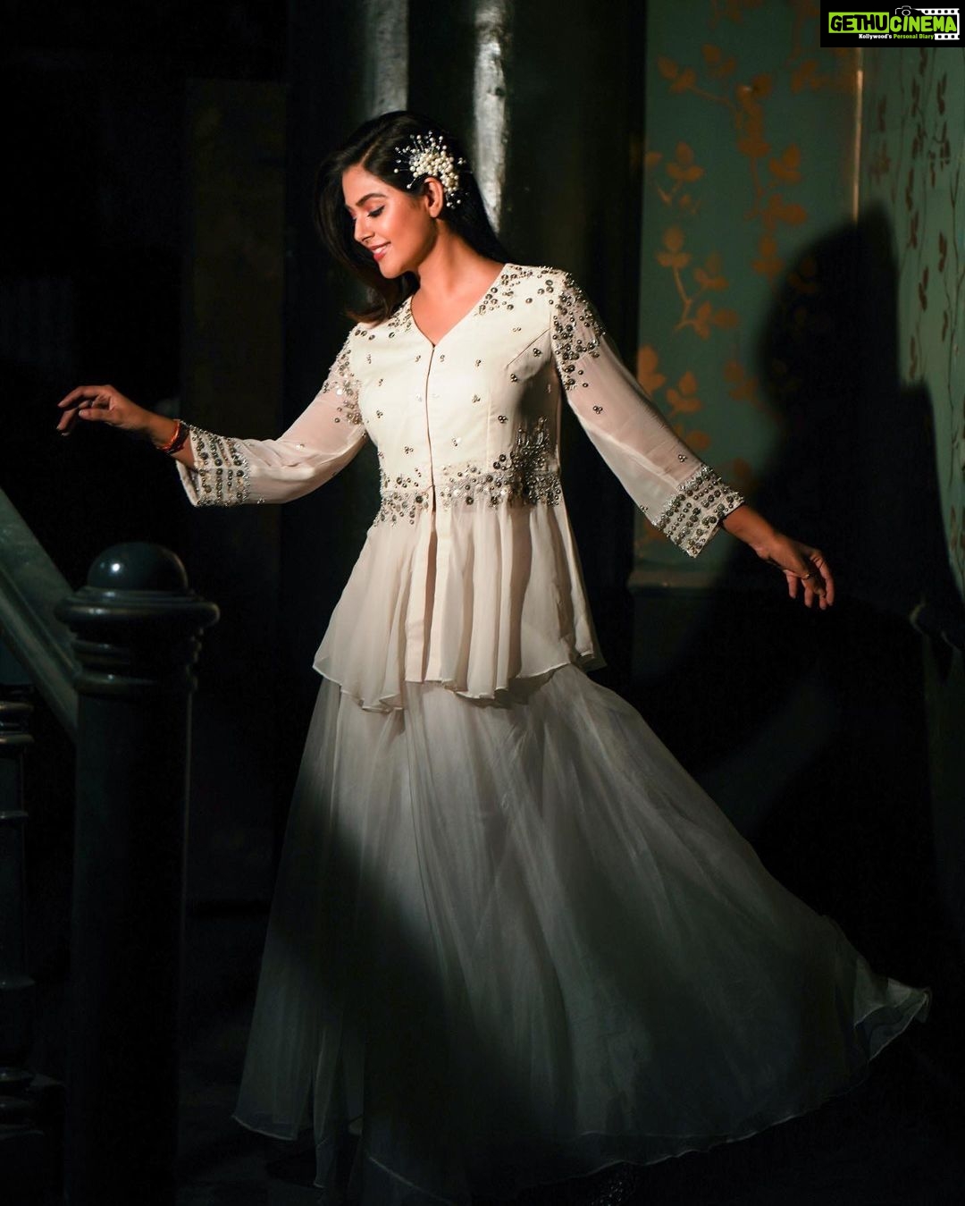 Monal Gajjar Instagram - "Maybe I am born with itโฆ.๐ช ๐ธ๐งฟ๐ถ๐๏ธ๐ผ Style by :- @reshma_stylist Wearing:- @asopalav Hum:- @ramesh.babu_makeupartist :- @malla_readdy_hairstylist Click ๐ธ. :- @bhanuvishwanadhula #lifestyle #love #life #instagood #motivation #fitness #instagram #fashion #photography #style #like #happy #follow #photooftheday #inspiration #beauty #loveyourself #nature #happiness #success #quotes #gym #bhfyp #beautiful #positivevibes #actor #monalgajjar #imqueen๐ธ๐ป๐ Hyderabad the City of Nawabs