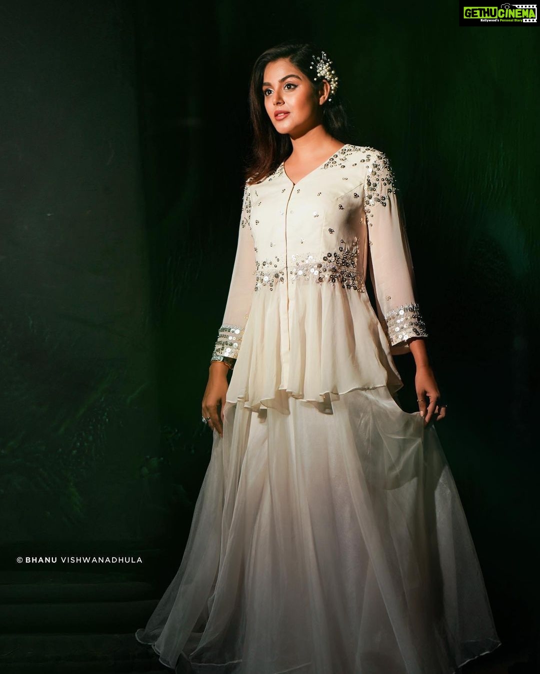 Monal Gajjar Instagram - "Maybe I am born with itโฆ.๐ช ๐ธ๐งฟ๐ถ๐๏ธ๐ผ Style by :- @reshma_stylist Wearing:- @asopalav Hum:- @ramesh.babu_makeupartist :- @malla_readdy_hairstylist Click ๐ธ. :- @bhanuvishwanadhula #lifestyle #love #life #instagood #motivation #fitness #instagram #fashion #photography #style #like #happy #follow #photooftheday #inspiration #beauty #loveyourself #nature #happiness #success #quotes #gym #bhfyp #beautiful #positivevibes #actor #monalgajjar #imqueen๐ธ๐ป๐ Hyderabad the City of Nawabs