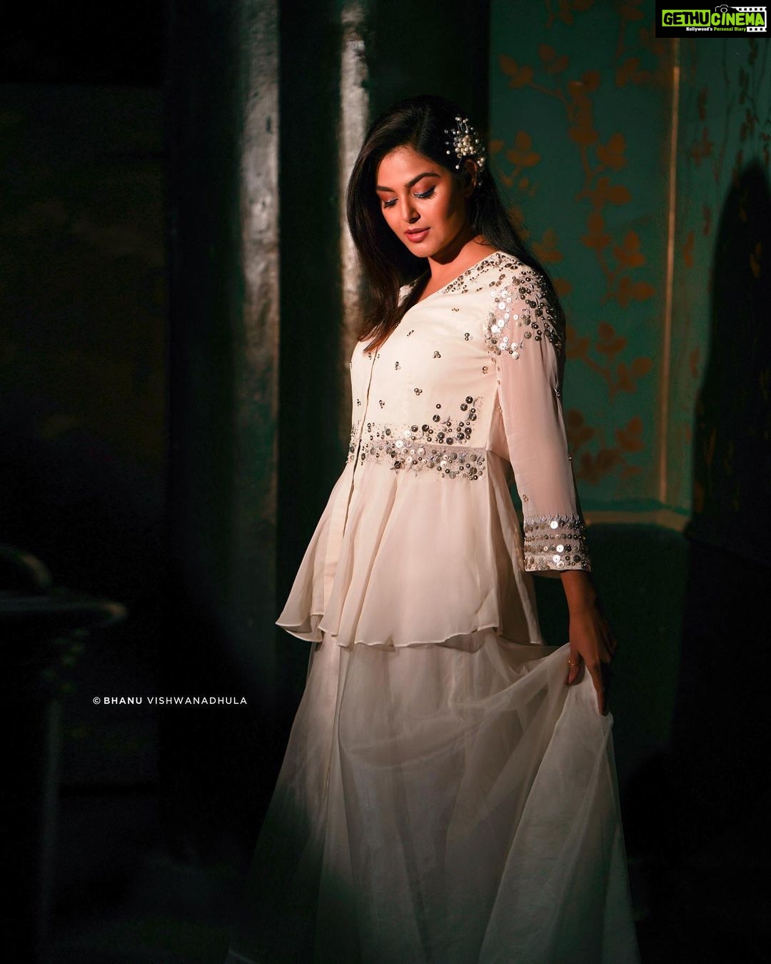 Monal Gajjar Instagram - "Maybe I am born with itโฆ.๐ช ๐ธ๐งฟ๐ถ๐๏ธ๐ผ Style by :- @reshma_stylist Wearing:- @asopalav Hum:- @ramesh.babu_makeupartist :- @malla_readdy_hairstylist Click ๐ธ. :- @bhanuvishwanadhula #lifestyle #love #life #instagood #motivation #fitness #instagram #fashion #photography #style #like #happy #follow #photooftheday #inspiration #beauty #loveyourself #nature #happiness #success #quotes #gym #bhfyp #beautiful #positivevibes #actor #monalgajjar #imqueen๐ธ๐ป๐ Hyderabad the City of Nawabs