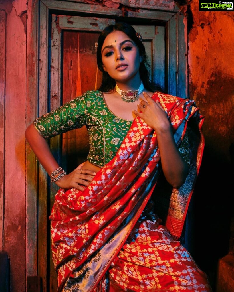 Monal Gajjar Instagram - Shot by @theabhivalera Shot for @monal_gajjar Outfit by @mangalya_sarees Hair and makeup by @makeoversbyrutudalal Video by @kpfilms31 #monalgajjar #actress #acting #modeling #photoshoot #sareelove #fashionstyle #fashionmodel #fashiongram #fashionlover #fashionaddict #fashionable #photography #photographer #portraitphotography #brandphotography #indianfashion #saree #sareefashion Ahmedabad, India