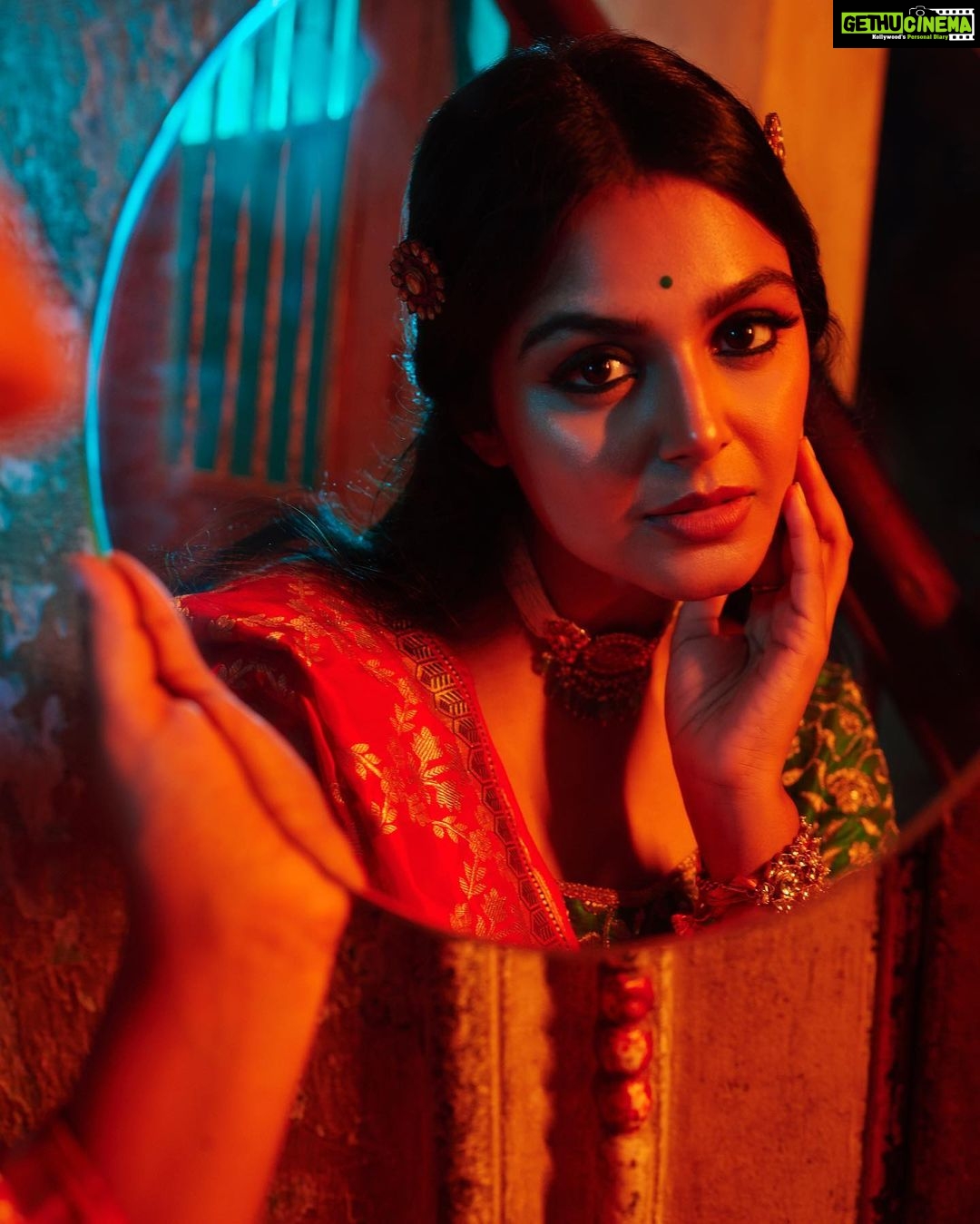 Monal Gajjar Instagram - Shot by @theabhivalera Shot for @monal_gajjar Outfit by @mangalya_sarees Hair and makeup by @makeoversbyrutudalal Video by @kpfilms31 #monalgajjar #actress #acting #modeling #photoshoot #sareelove #fashionstyle #fashionmodel #fashiongram #fashionlover #fashionaddict #fashionable #photography #photographer #portraitphotography #brandphotography #indianfashion #saree #sareefashion Ahmedabad, India