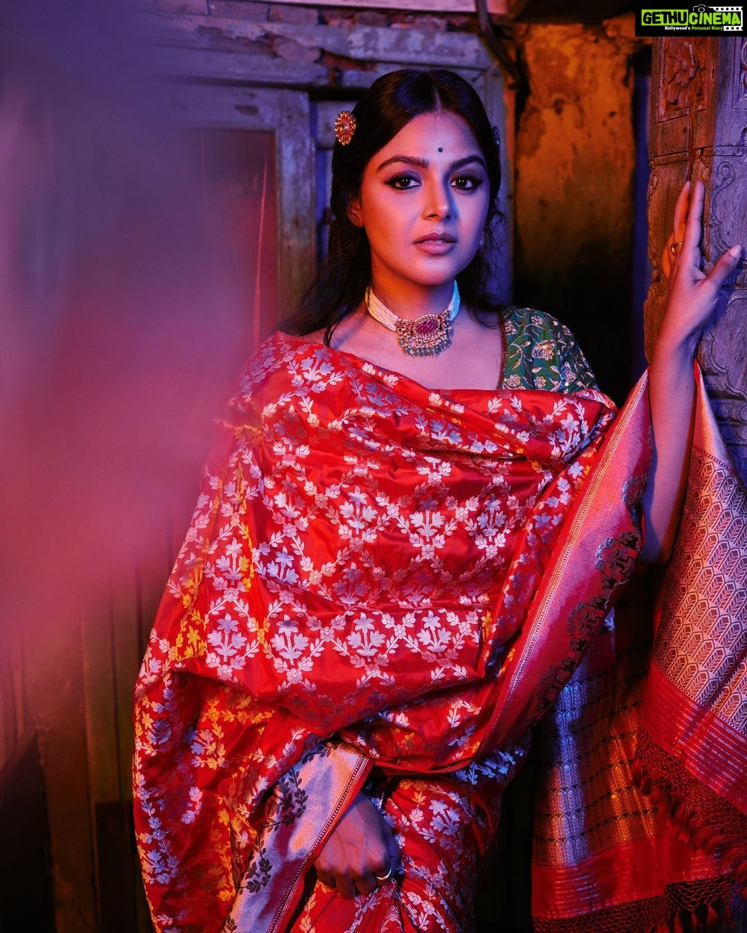 Monal Gajjar Instagram - Shot by @theabhivalera Shot for @monal_gajjar Outfit by @mangalya_sarees Hair and makeup by @makeoversbyrutudalal Video by @kpfilms31 #monalgajjar #actress #acting #modeling #photoshoot #sareelove #fashionstyle #fashionmodel #fashiongram #fashionlover #fashionaddict #fashionable #photography #photographer #portraitphotography #brandphotography #indianfashion #saree #sareefashion Ahmedabad, India