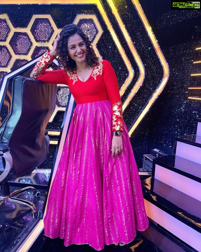 Monal Gajjar Instagram - Happy moments on set of Dance ikon. Special thanks to my friend @sreemukhi for this beautiful pic & there is one video I will share later .😘😘🤗🎉😘🤗 Wearing:- @archithanarayanamofficial #danceikon #ootd #curlyhair #indian #girl #monalgajjar #actor #imqueen👸🏻👑