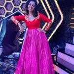 Monal Gajjar Instagram - Happy moments on set of Dance ikon. Special thanks to my friend @sreemukhi for this beautiful pic & there is one video I will share later .😘😘🤗🎉😘🤗 Wearing:- @archithanarayanamofficial #danceikon #ootd #curlyhair #indian #girl #monalgajjar #actor #imqueen👸🏻👑