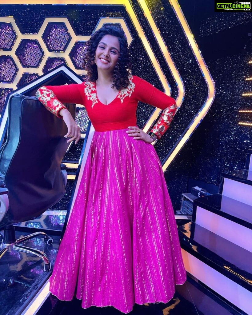 Monal Gajjar Instagram - Happy moments on set of Dance ikon. Special thanks to my friend @sreemukhi for this beautiful pic & there is one video I will share later .😘😘🤗🎉😘🤗 Wearing:- @archithanarayanamofficial #danceikon #ootd #curlyhair #indian #girl #monalgajjar #actor #imqueen👸🏻👑