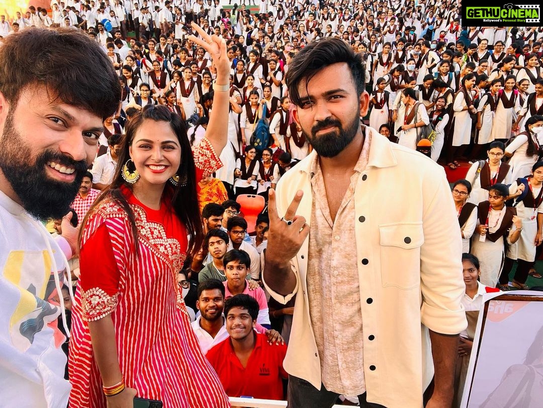 Monal Gajjar Instagram - #danceikon promotion on full swing. Special thanks to VVIT your energy is super π₯°π€π₯° love you allππ Vasireddy Venkatadri Institute of Technology