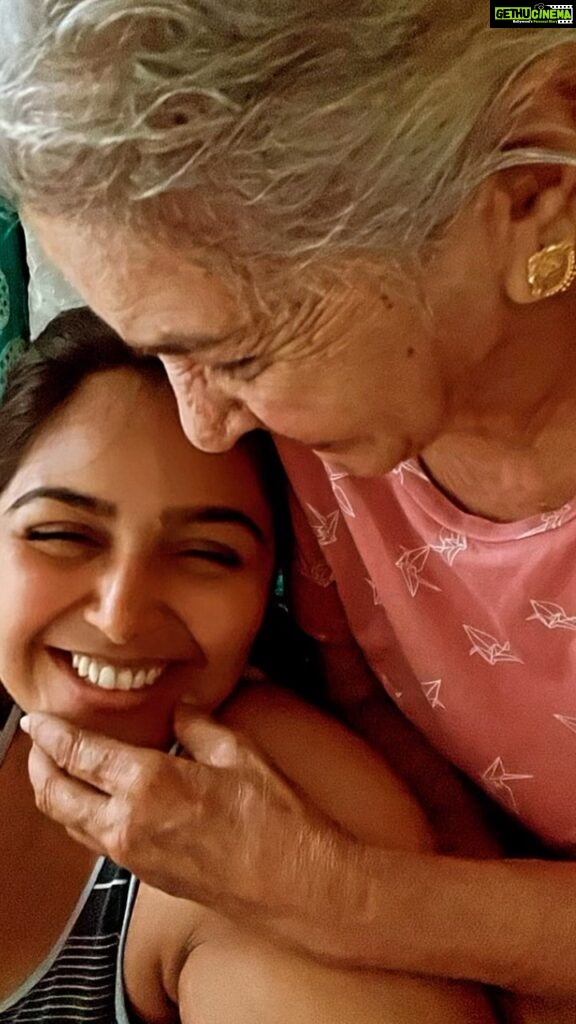 Monal Gajjar Instagram - My Manju maa is my favourite. Do u spend time with your grandparents? What is best memories with your grand parents share with me in comments…. It’s my favourite song from movie nadi dosh very talented musician @dr.kedar & lyrics by my favourite @milindosphere 🧿🥰🧿 #grandmother