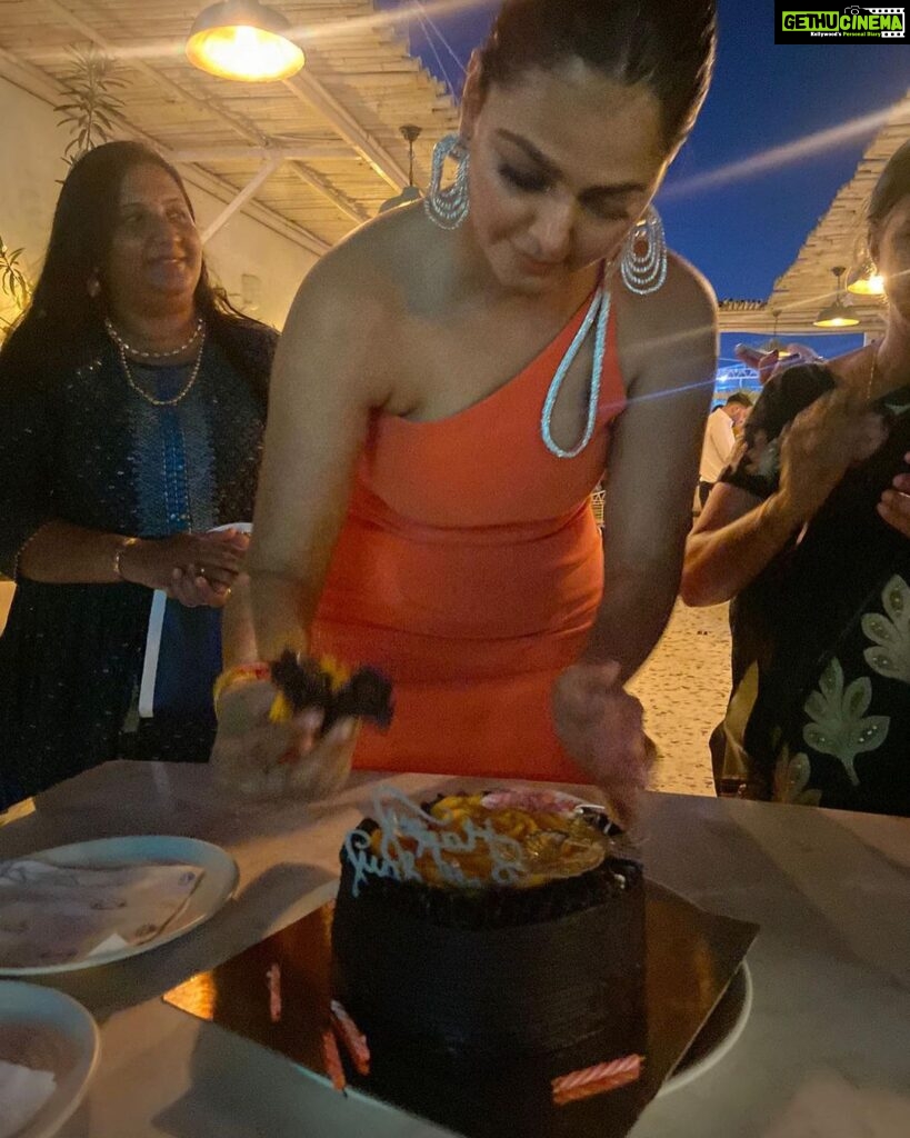 Monal Gajjar Instagram - It’s all about last night 🥳 thank you everyone for making my birthday special. It was all last moments arrangement. Nothing was plan but you made it great night. Special thanks to @aanalsavaliya & @team_aanalsavaliyaorange for glamours makeover for my birthday 🥰 love you Big thanks to @drashtigajjar94 for giving me your venue @makebatheloungecafe 🥰🙏🙏 #birthdaygirl #party #cake #ootd #grattitude #monalgajjar #imqueen👸🏻👑