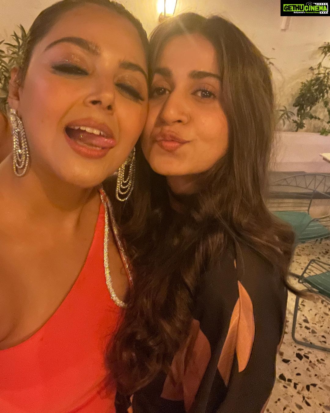 Monal Gajjar Instagram - It’s all about last night 🥳 thank you everyone for making my birthday special. It was all last moments arrangement. Nothing was plan but you made it great night. Special thanks to @aanalsavaliya & @team_aanalsavaliyaorange for glamours makeover for my birthday 🥰 love you Big thanks to @drashtigajjar94 for giving me your venue @makebatheloungecafe 🥰🙏🙏 #birthdaygirl #party #cake #ootd #grattitude #monalgajjar #imqueen👸🏻👑