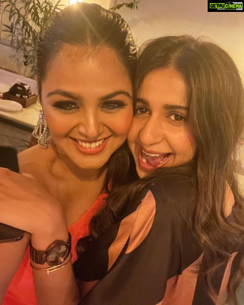 Monal Gajjar Instagram - It’s all about last night 🥳 thank you everyone for making my birthday special. It was all last moments arrangement. Nothing was plan but you made it great night. Special thanks to @aanalsavaliya & @team_aanalsavaliyaorange for glamours makeover for my birthday 🥰 love you Big thanks to @drashtigajjar94 for giving me your venue @makebatheloungecafe 🥰🙏🙏 #birthdaygirl #party #cake #ootd #grattitude #monalgajjar #imqueen👸🏻👑