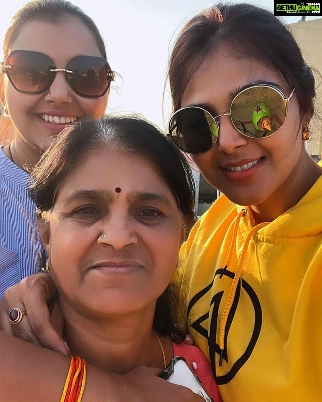 Monal Gajjar Instagram - Family pic 🥰 find Micky in pic!!!!