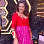 Monal Gajjar Instagram - Let’s follow the trend 🥳🥳🥳🥳 some dance ikon memories with my cinematographer @sreemukhi. Garu🥰. Miss you bangaram 😍😍 Style by :- @reshma_stylist Wearing :@archithanarayanamofficial #dilyepukare #love #trendingreels #reels #ootd #actor #monalgajjar #monal #imqueen👸🏻👑 #monalofthestory Hyderabad the City of Nawabs