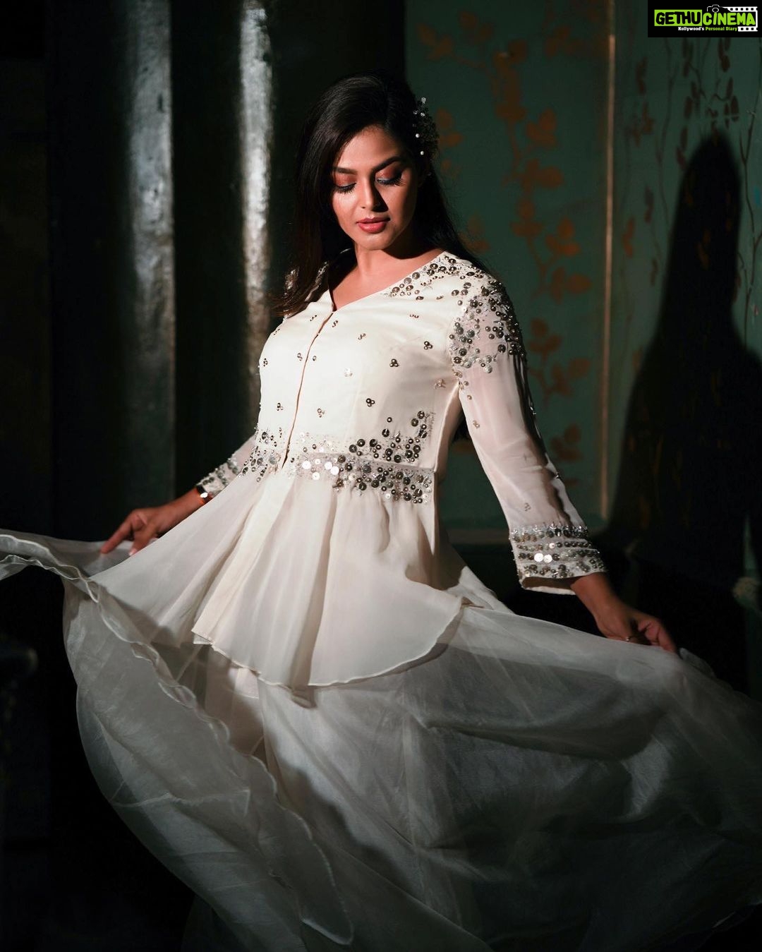Monal Gajjar Instagram - "Maybe I am born with itโฆ.๐ช ๐ธ๐งฟ๐ถ๐๏ธ๐ผ Style by :- @reshma_stylist Wearing:- @asopalav Hum:- @ramesh.babu_makeupartist :- @malla_readdy_hairstylist Click ๐ธ. :- @bhanuvishwanadhula #lifestyle #love #life #instagood #motivation #fitness #instagram #fashion #photography #style #like #happy #follow #photooftheday #inspiration #beauty #loveyourself #nature #happiness #success #quotes #gym #bhfyp #beautiful #positivevibes #actor #monalgajjar #imqueen๐ธ๐ป๐ Hyderabad the City of Nawabs