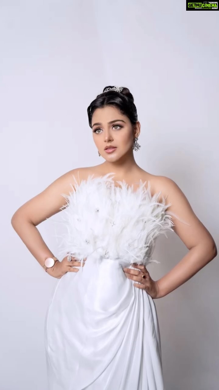 Monal Gajjar Instagram - Today I feel like sharing little inside of this look. Randomly I shared pic with @aanalsavaliya few weeks back. Then I wish premier came. We created this vintage look. It’s always I shared dress pic with her some idea what I want & magic happened all the time Creating different look with @aanalsavaliya it’s always fun. Believe me we got ready in hour. They are expertises 🥰🥰I love @team_aanalsavaliyaorange so much. It’s like 🏡. Special thanks 👗:- @dvfashionstudio 💄:- @aanalsavaliya 📸 :- @vishaljoshi0501 @deepjoshiii_ #vintage #ootd #oldisgold #actor #monalgajjar #imqueen👸🏻👑 India