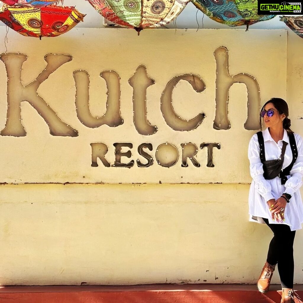 Monica Khanna Instagram - Kutch kutch hota hai.......❤️🌻 #kutch #gujrat #travel Big shout out to @harsh.mehta8631 for making our NEW YEAR taaron ki chhaon mein🤗🤗
