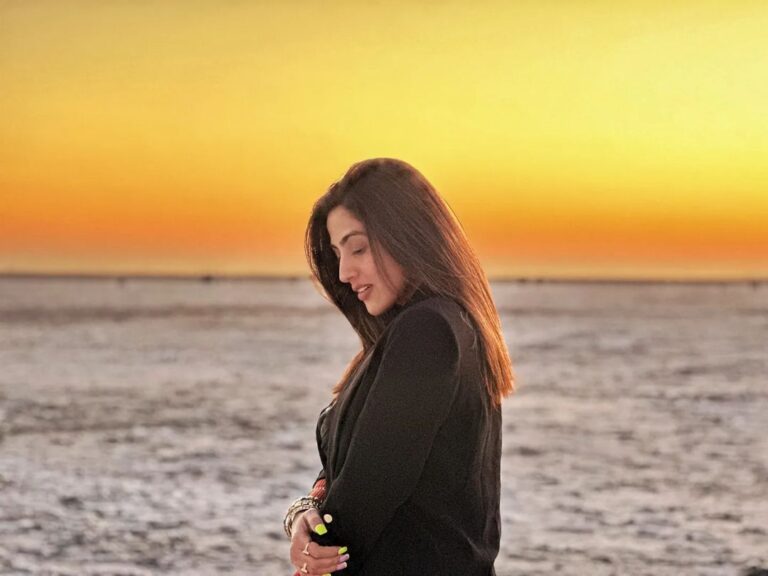 Monica Khanna Instagram - “In the end we discover that to love and let go can be the same thing.” – Jack Kornfield #sunset #magichour #kutch #travelphotography #travel Runn of Kutch