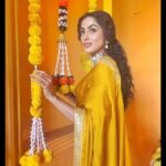 Monica Khanna Instagram - I'm imperfectly PERFECT in my PERFECTLY imperfect world ...... . . . . #instapic #photooftheday #yellow #yellowsaree #kamaalkihunmain #love #happiness #reels #instareels #videos #latika #durgaaurcharu India