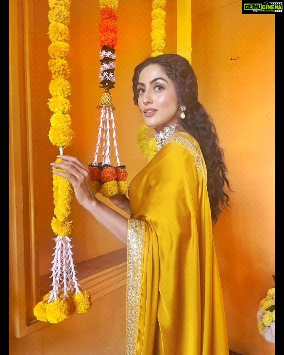Monica Khanna Instagram - I'm imperfectly PERFECT in my PERFECTLY imperfect world ...... . . . . #instapic #photooftheday #yellow #yellowsaree #kamaalkihunmain #love #happiness #reels #instareels #videos #latika #durgaaurcharu India