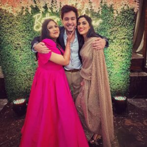 Monica Khanna Instagram - Congratulations!!!!! @chouhanmansi17 @ro8611 for this wonderful journey....

 चाहत होती है दोस्तों की साथ जीने की,
वरना जाना एक दिन अकेले ही है।।।

@hardiksangani @manish_goplani @chhayachouhan @jigyasa_07  #dosti #friendsforever #humpaanch #happiness