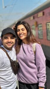 Monica Khanna Instagram - Duniya mein aaye ho to LOVE karlo......
Station aane se kuch lamhe pehle ka video😂😂😂😂
With @hardiksangani @jigyasa_07 ❤️❤️❤️
Missed @chhayachouhan
#trainjourney #kutch #newyear #bff #trainstagram #funnyvideos #jigyasa #hardik #mumbaitokutch #happyme
