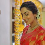 Monica Khanna Instagram – ” मुहब्बत से मुहब्बत ना करो
 जब तक मुहब्बत आपसे मुहब्बत ना करे
 मुहब्बत से इतनी मुहब्बत करो
 के मुहब्बत किसी और से मुहब्बत ना करे।।”
 गुलज़ार

 Jewellery by -@studio6jewels 
📸-@framingmemories

#indianwomen #india #indianfashion #fashion #saree #mumbai #indiangirls #indian #women #indianbride #indianwedding #womenempowerment #indiangirl #delhi #fashionblogger #indianwear #instagram #beautiful #instagood #kolkata #onlineshopping #love #ethnicwear #sareelove #chennai #beauty #instafashion #kerala #indianshopping #clothing Iskon Temple Juhu Beach
